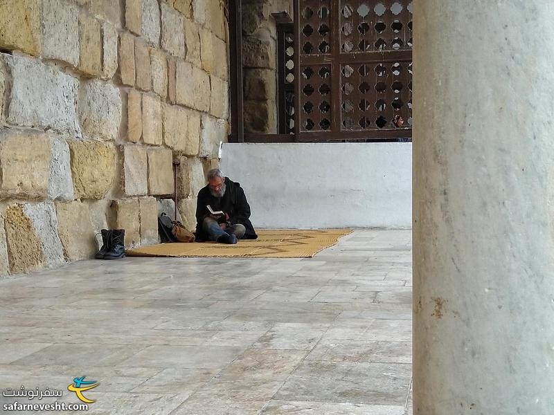 پیرمردی که کنج حیاط مسجد با نوای خوشی قران می‌خوند و هیچ چیزی نمی‌تونست آرامشش رو به هم بزنه. کیفش و کفش‌هاش خیلی به هم نمی‌خورن نه؟