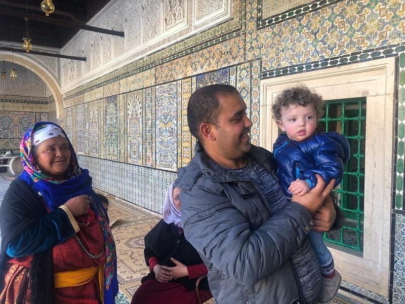 خانواده تونسی که اومده بودن زیارت مسجد سید صحبی. یاد بگیرین عروس نشسته، مادرشوهر سرپا!