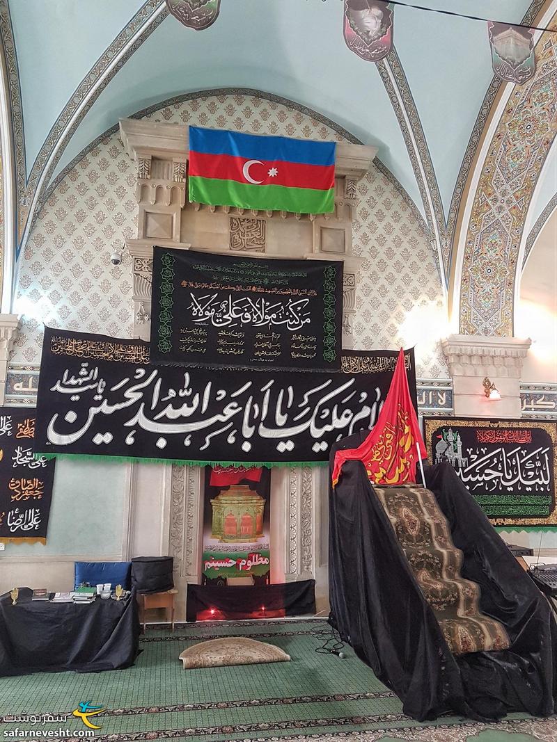 اگر پرچم جمهوری آذربایجان در این عکس نبود، با مساجد ایران قابل افتراق نبود.