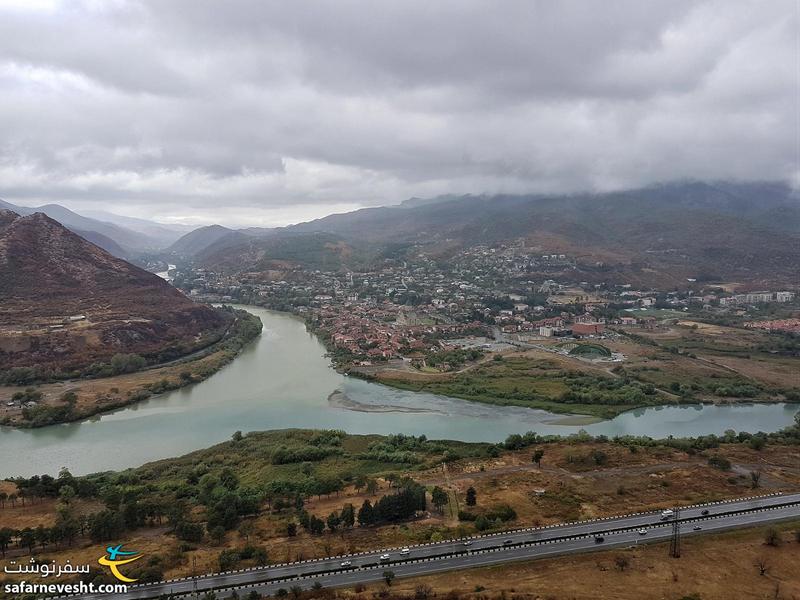 نمای شهر متسختا گرجستان و رود کوروش از کنار صومعه صلیب مقدس