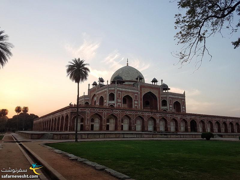 در جستجوی خدایان، سفرنامه هند و راهنمای سفر به چهارده شهر آن