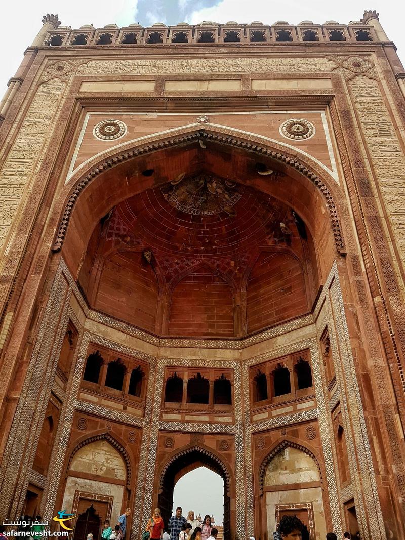 دروازه عظیم محوطه آرامگاه و مسجد شیخ سلیم مشهور به ' بلند دروازه'