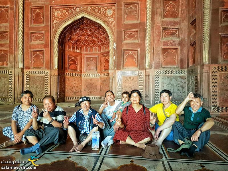 عکس گروهی از گردشگران ناشنوا در مسجد تاج محل