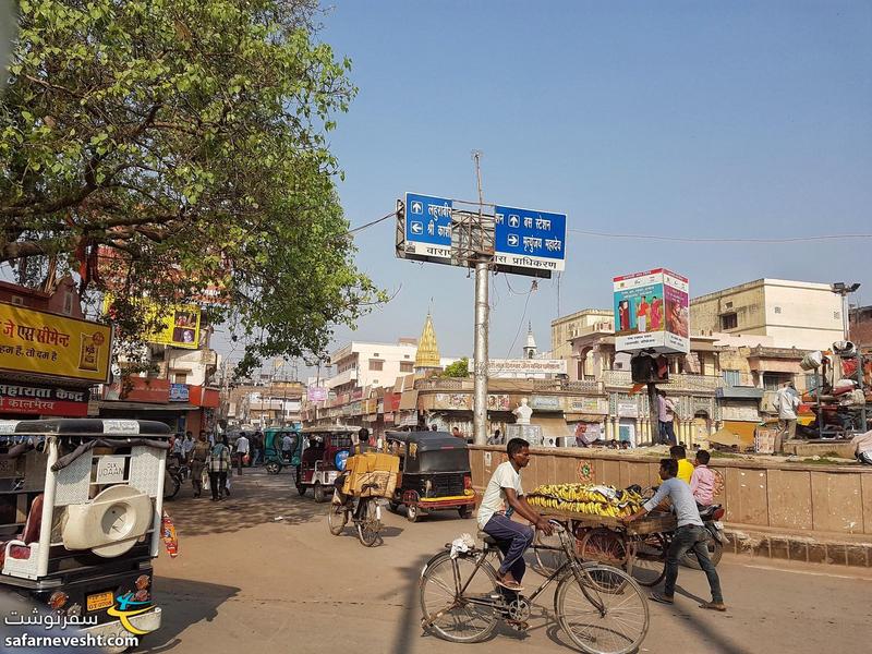 نمایی از وسایل نقلیه در یک خیابان در هند