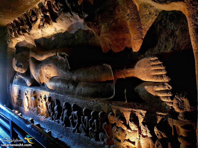 تندیس بودای خوابیده در غار اجنتا بیانگر آخرین ساعات زندگی زمینی بودا