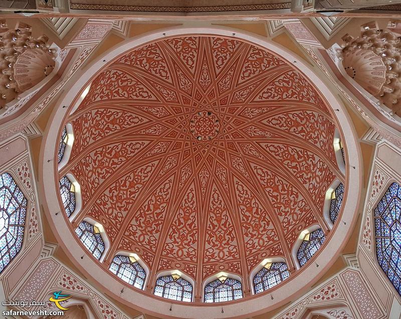 نمای داخلی گنبد مسجد صورتی در مالزی