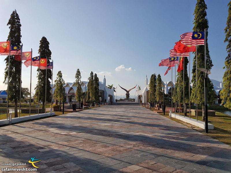 پرچم های مالزی و پرچم ایالت دارالامان قدح در ورودی میدان عقاب