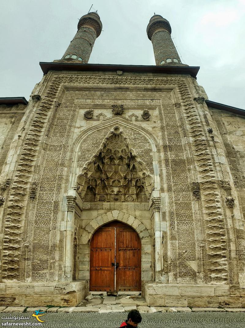 مدرسه جفت منار سیواس (çifte minar) که بانی آن شمس الدین جوینی از اهالی خراسان بود.