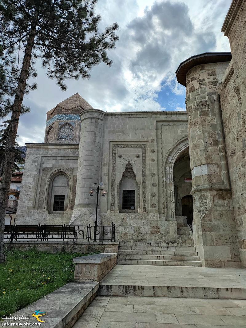 مسجد و مدرسه کبود (Gök cami) از قرن سیزدهم میلادی