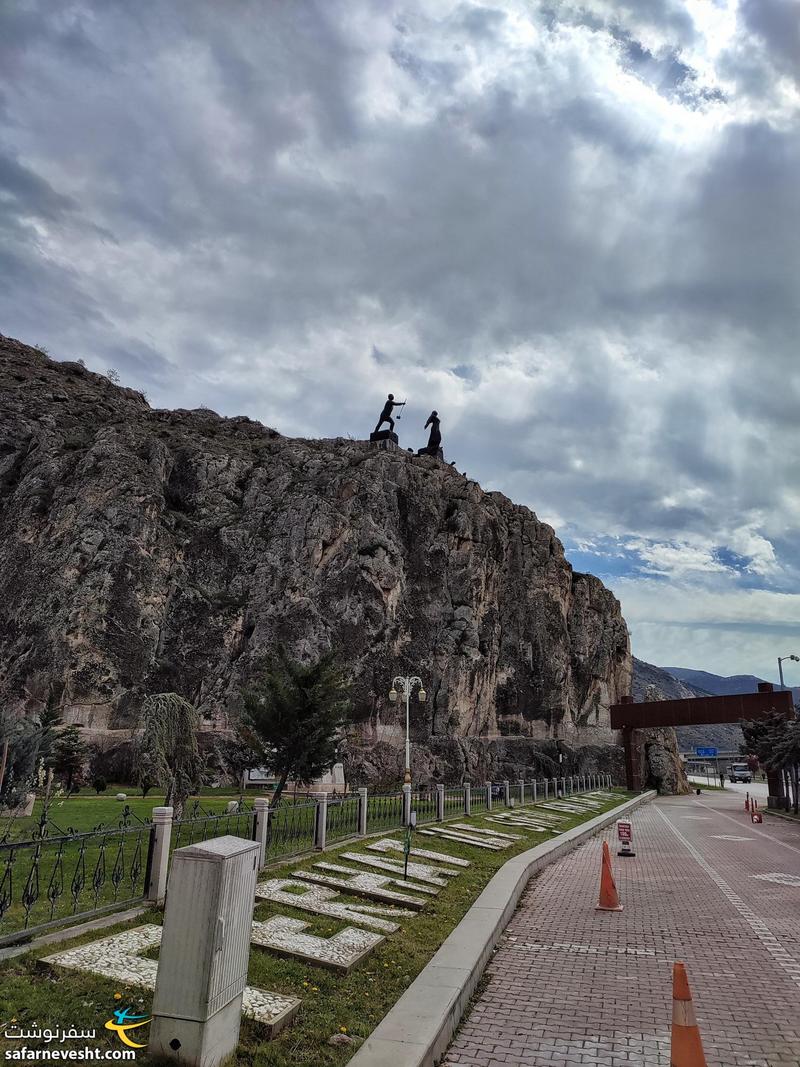 مجسمه فرهاد و شیرین در بالای کوه فرهاد