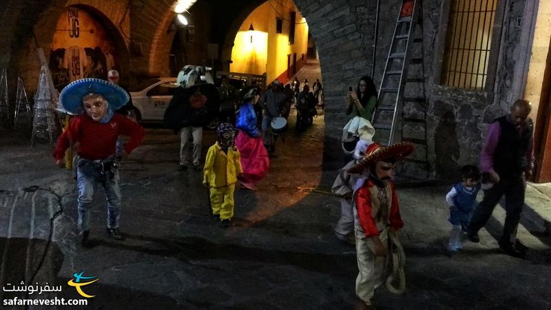 برگزای یک مراسم مذهبی خیابانی که در مکزیک خیلی مرسومه