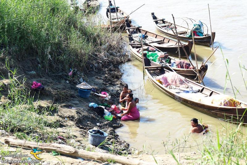 خانم های برمه ای در حال استحمام در رودخانه