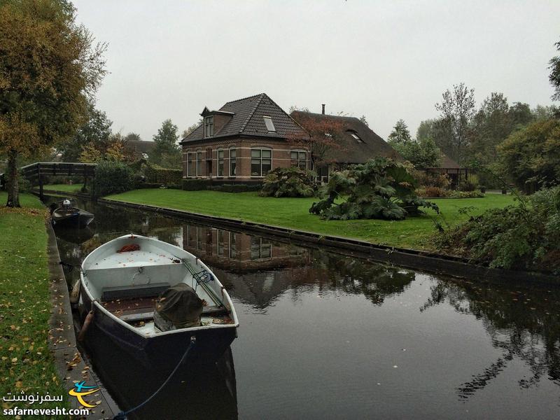 One can rent one of these small motorboats for €50 for one hour