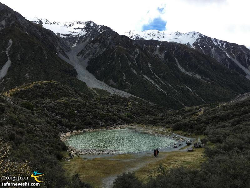 دریاچه آبی در کوهستان کوک. این دریاچه بدلیل تغییر املاح همراه آب ورودی به اون رنگش تغییر کرده و دیگه آبی نیست فقط اسمش آبیه