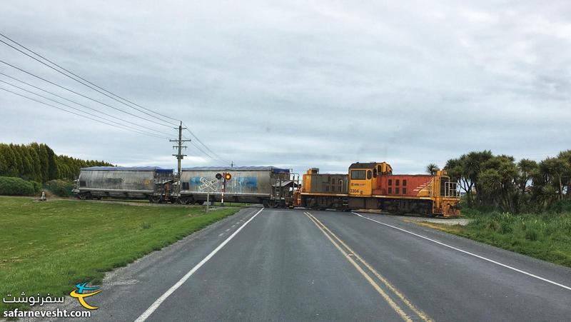 تقاطع قطار و جاده در نیوزیلند