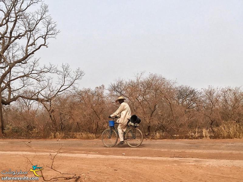 دوچرخه سوار تنها در صحرا