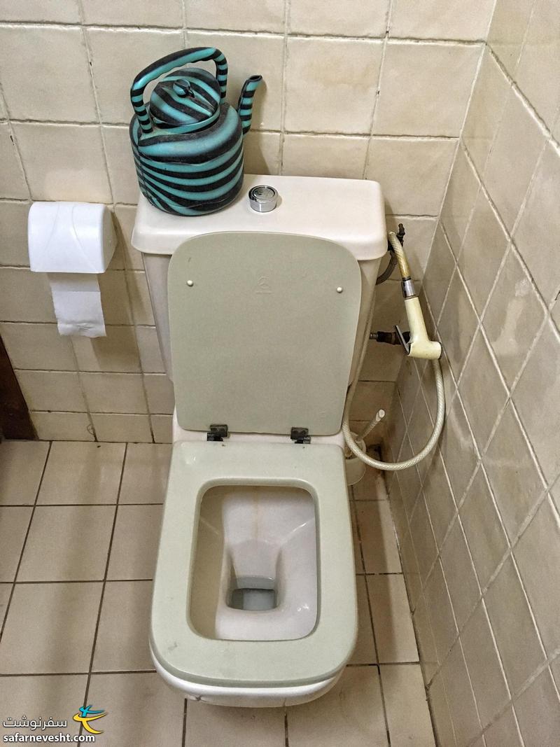 دستشویی بسیار تمیز اتاق هتل که به شیر آب هم مجهز بود. اون کتری پلاستیکی هم کاربرد آفتابه داره