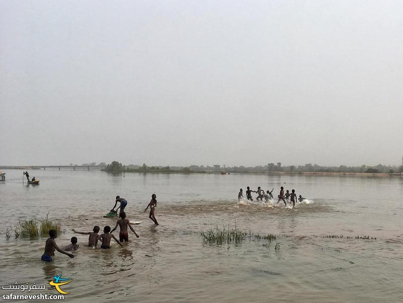 بچه ها مشغول آبتنی در رودخانه نیجر
