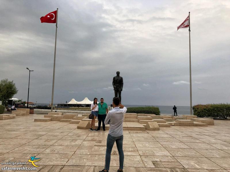 مجسمه آتاتورک که همه جا دیده میشه به همراه پرچم های ترکیه و قبرس شمالی
