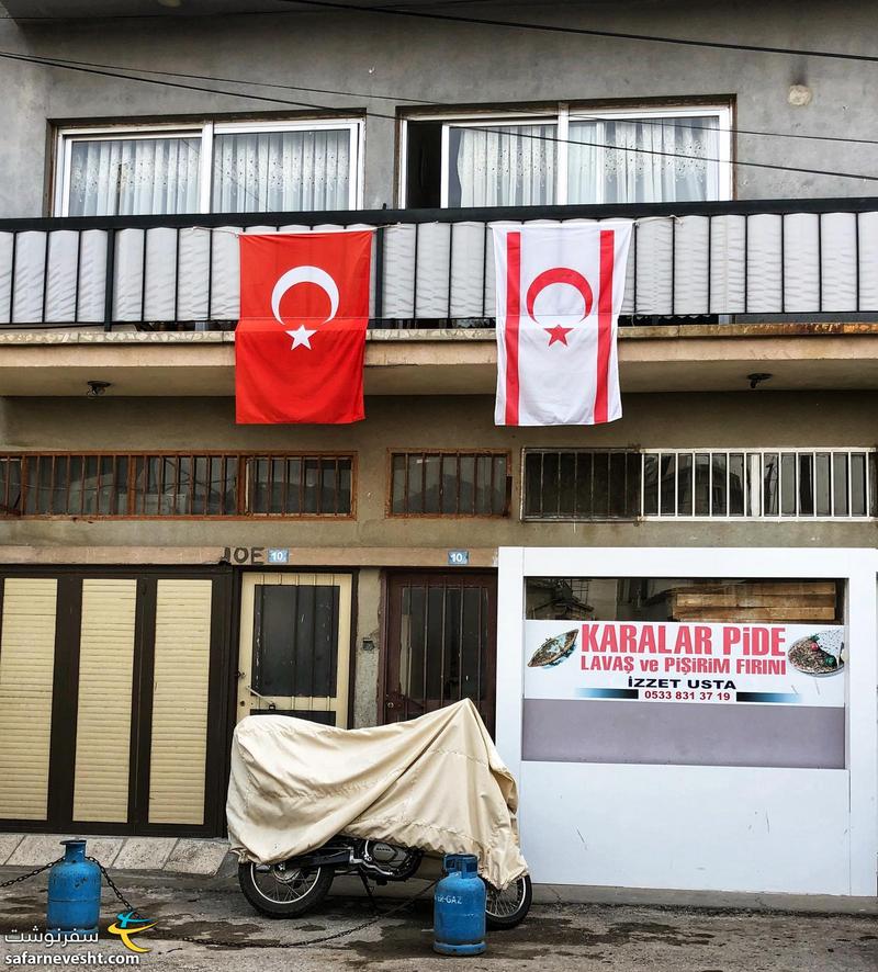 پرچم قبرس شمالی در راست که خیلی به پرچم ترکیه در چپ شبیه هست.