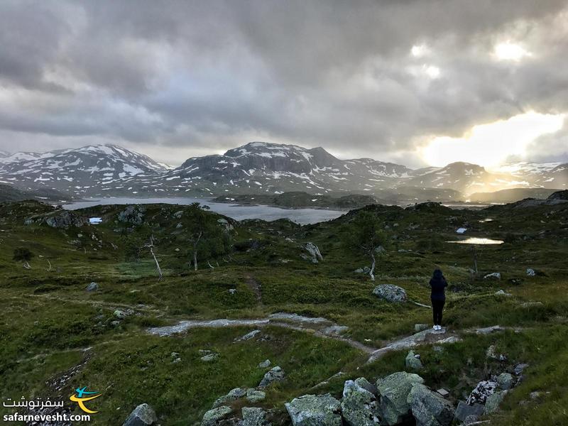 دشت و کوه و‌ دریاچه و برف و‌ ابر و خورشید. جاده های نروژ در مسیر شهر اودا
