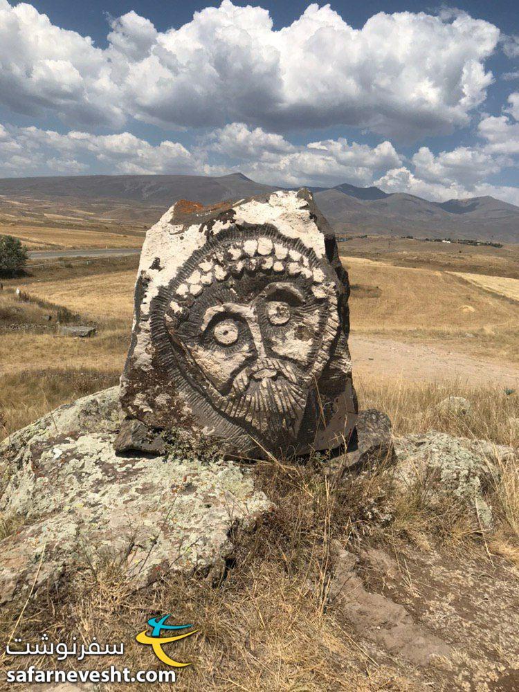 نمونه ای از نقوش حجاری شده (شبیه سازی شده) در کاراهونج جدید