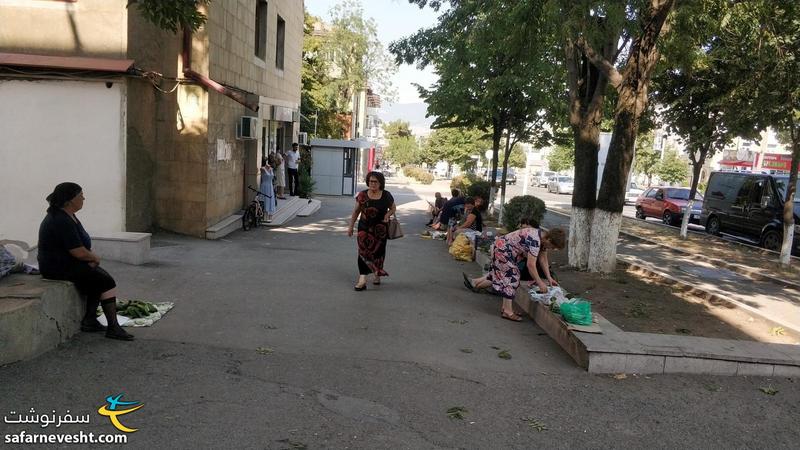بساط دستفروشان در پیاده رو استپاناکرت پایتخت قره باغ