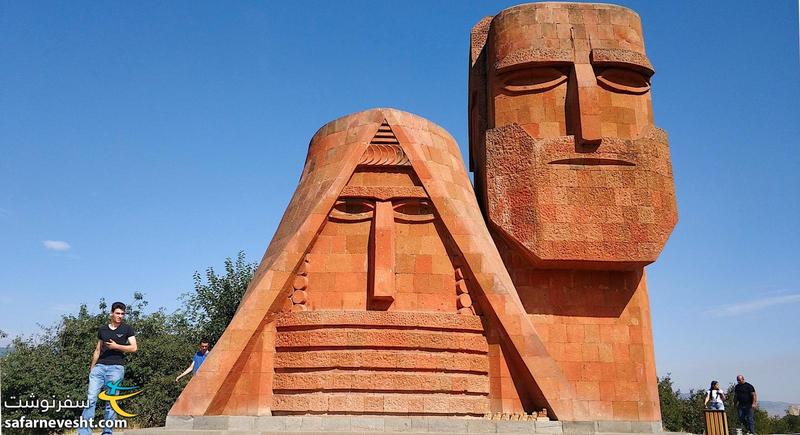 مجسمه تاتیک و پاپیک ( مادربزرگ و پدربزرگ یا ما کوه هایمان هستیم) در استپاناکرت