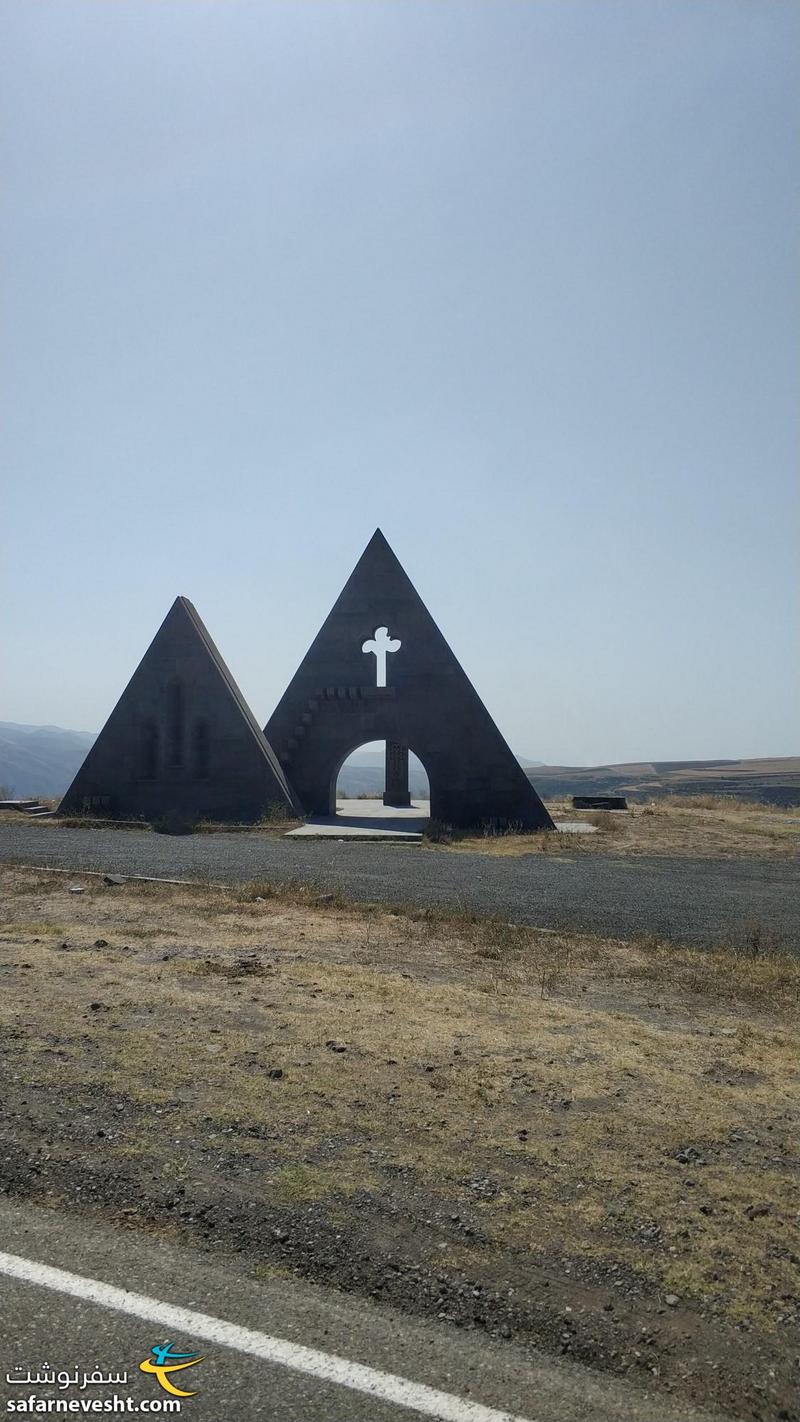 نماد قره باغ کوهستانی با ترکیب عناصرکوه و صلیب در نزدیکی مرز آرتساخ و ارمنستان