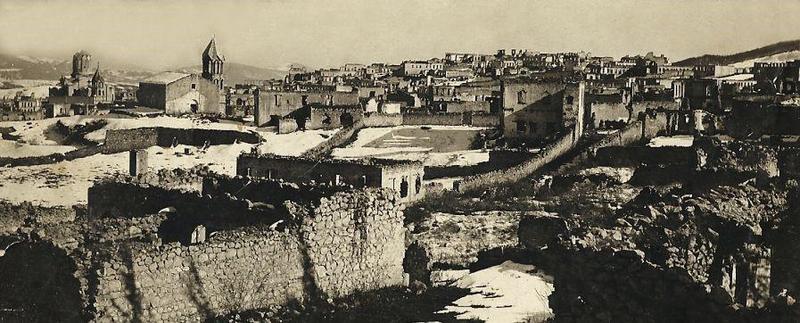 تصویری از نیمه ی ارمنی نشین شهر شوشا پس از قتل عام ارامنه به دست ساکنین آذربایجانی شهر شوشا در سال ۱۹۲۰ (عکس از اینترنت)