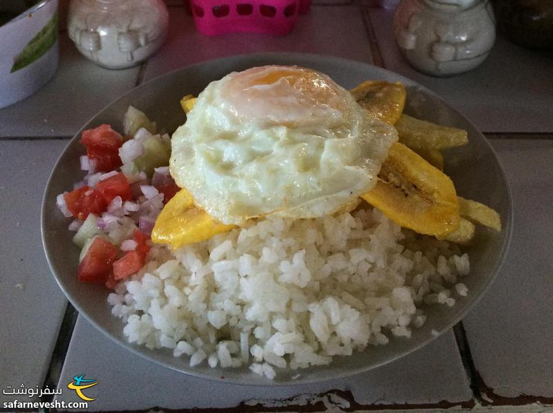  غذای ساده شامل برنج، موز، چیپس و سالاد شیرازی به قیمت 6 سول در بازار سان پدرو کوزکو