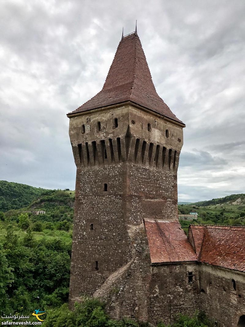 یکی از برج های قلعه کوروین
