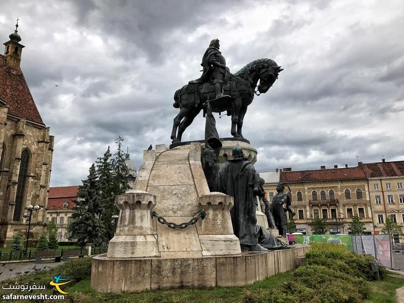 محبوب ترین پادشاه رومانی (ماتیوس کوروینوس) که مجاری بوده و هر سال مجارستانی های زیادی برای احترام به اون اینجا میاند