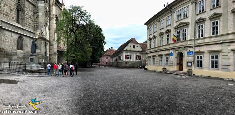  اولین ساختمان سمت راست مدرسه راهنمایی، بعدی دبستان و ساختمان آخری که صورتی هست مهدکودک که حدود پانصد سال پیش توسط ساکسون های مقیم براشوو ساخته شدند و همچنان هم همون کاربری رو دارند و زبان تدریس در اونها آلمانی هست.