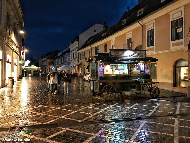 شب بارانی در شهر براشو در منطقه ترانسیلوانیای رومانی