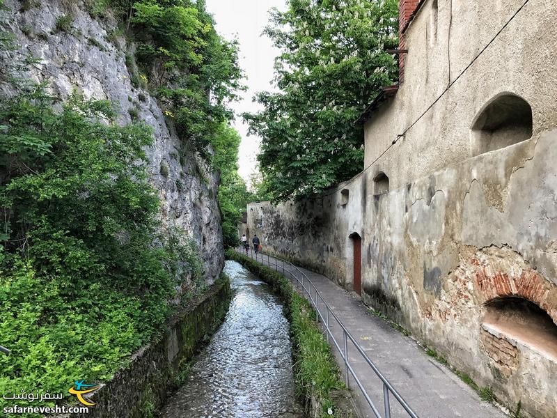 نهر آبی که اطراف شهر قدیم قرون وسطایی براشو و کنار دیوارهای شهر جریان داره
