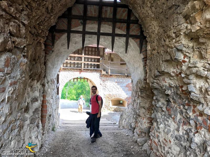 یکی از ورودی های قلعه راشنو