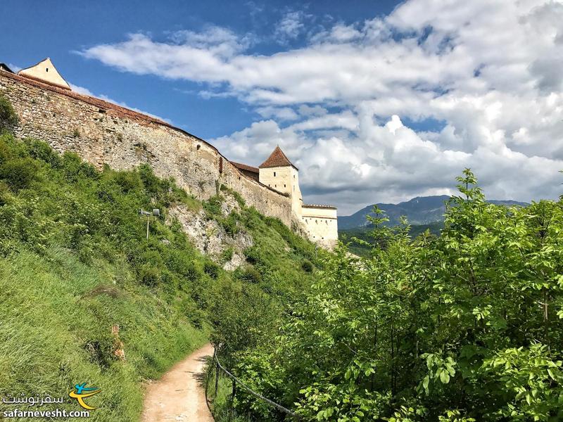 دیوارهای بلند و مستحکم قلعه راشنوو در کشور رومانی