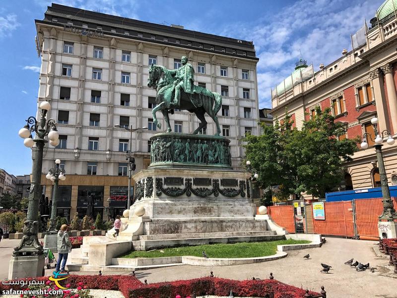 مجسمه مرد اسب سوار در میدان جمهوری بلگراد. شخصی سوار اسب پرنس میخائیلو هست.