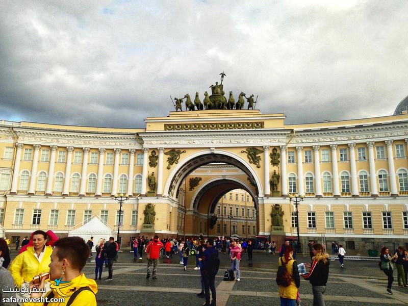 میدان کاخ در سنت پترزبورگ روسیه