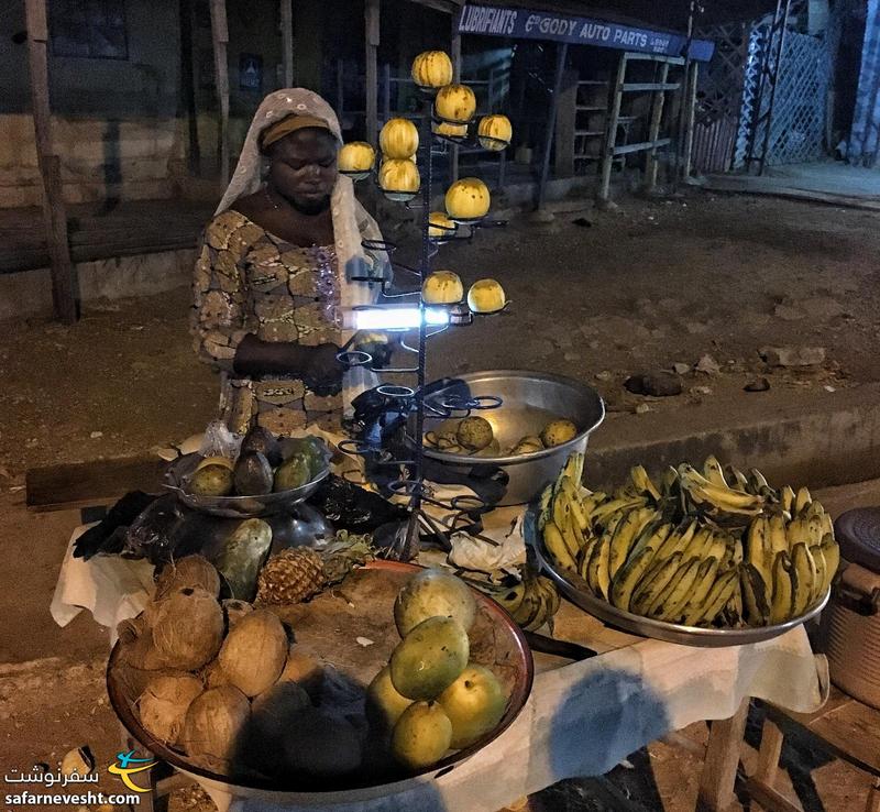 این خانم پرتقال، موز، انبه، آواکادو، آناناس و نارگیل می فروخت
