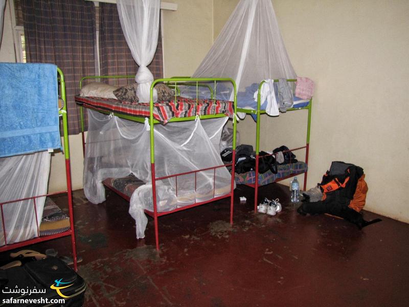 تخت های فلزی خوب نیستند خصوصا اگر دو طبقه باشند. هاستل فلفل قرمز در شهر کامپالا پایتخت کشور اوگاندا