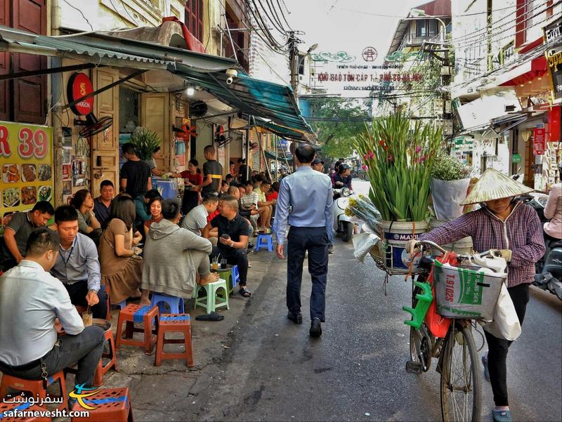 پیاده روهای شهر هانوی، مردم مشغول خوردن صبحانه هستند