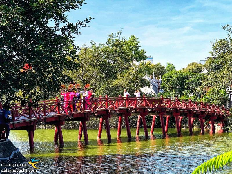 خانم های ویتنامی با لباس ها و کلاه های زیباشون روی پل سرخ
