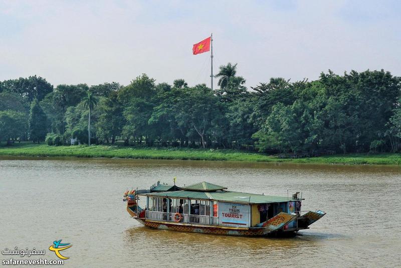 رودخانه پرفیوم در شهر هوئه و پرچم ویتنام